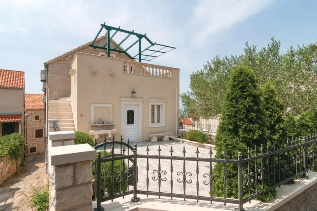 Seaview Apartment With Large Terrace Bol