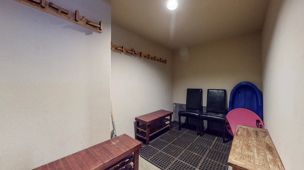 Grayfox 2 Pet-Friendly, 5-Star with Private Hot Tub, 2 Car Garage and Prime Location by RedAwning
