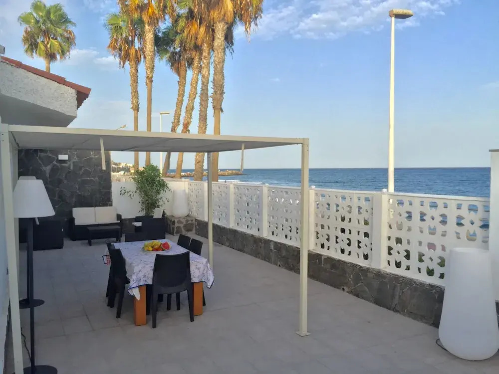 Villa 6 People, Heated Pool, Seafront, Great Location