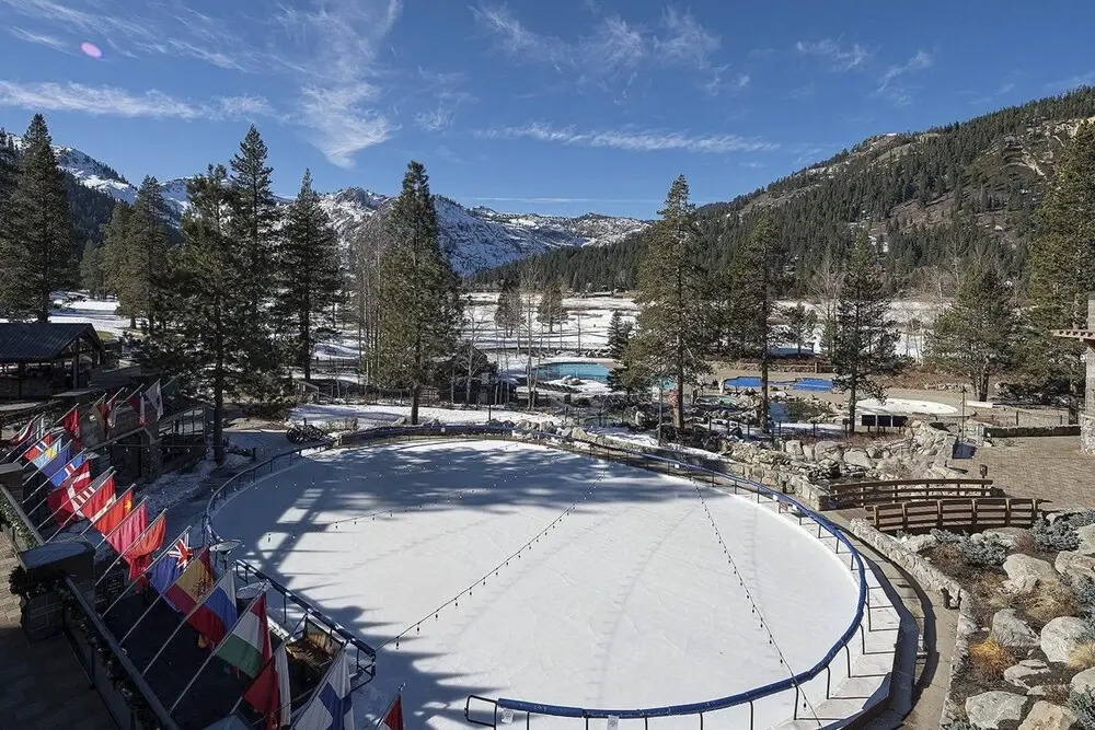 Ski-in/ski-out! 2BR Condo w/ Resort Pools, Spa