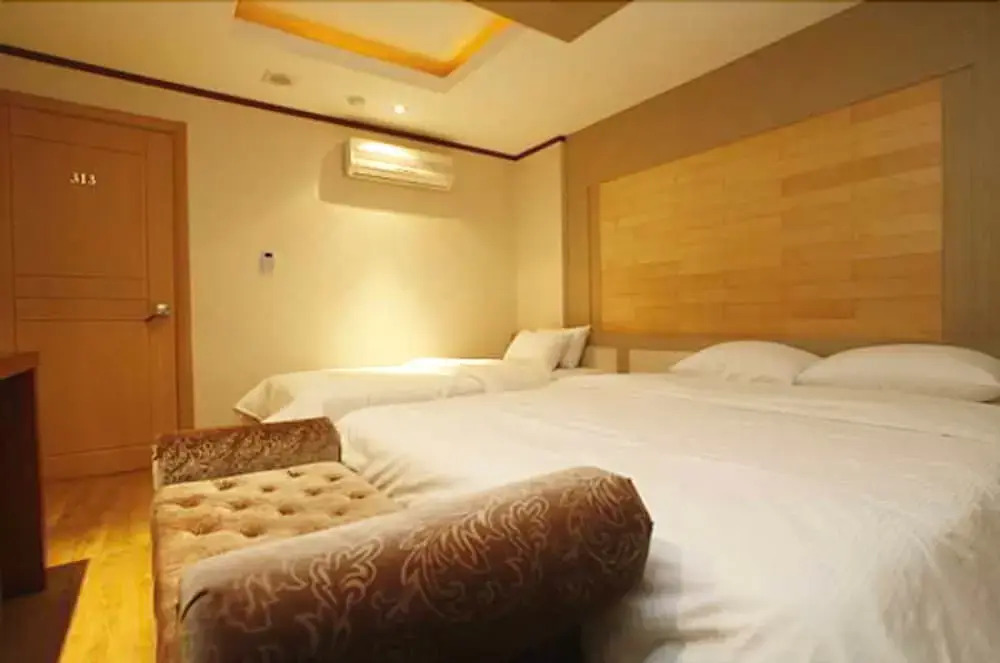 Two Be In Tourist Hotel