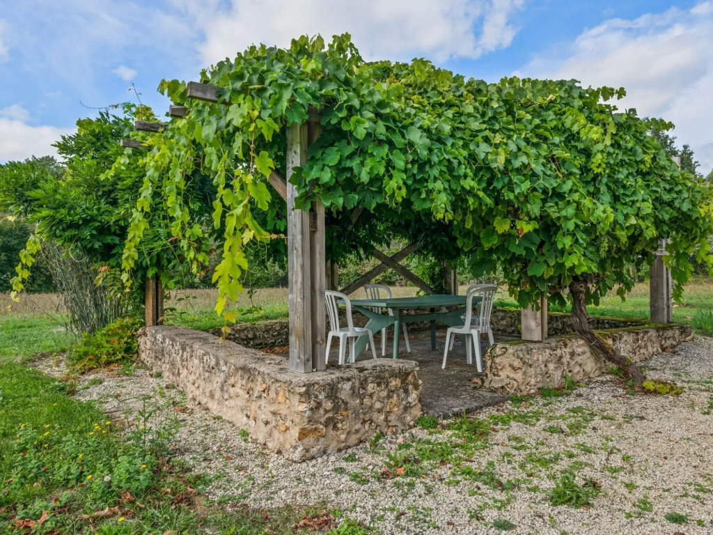 Luxurious Holiday Home in Cendrieux with Garden House
