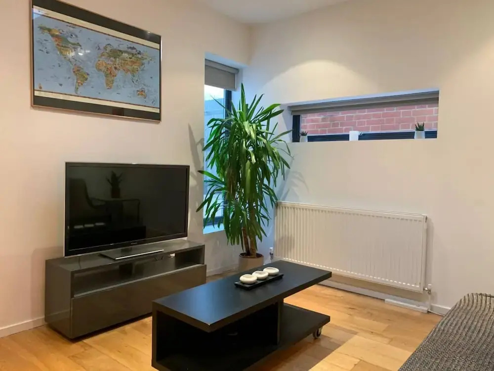 Lovely 2 Bedroom Apartment With Stunning Kitchen on to Garden