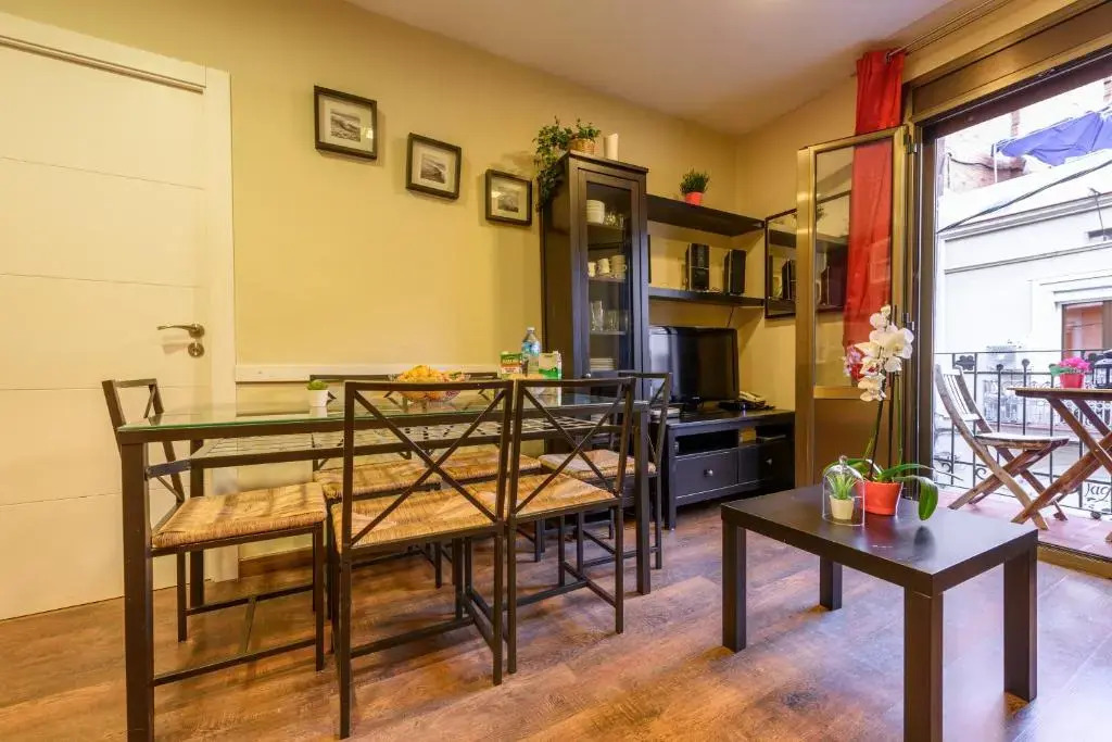RamblasRentals Cozy Renovated 2BR with Balcony Lift 20M Rambla - Parking - Wifi