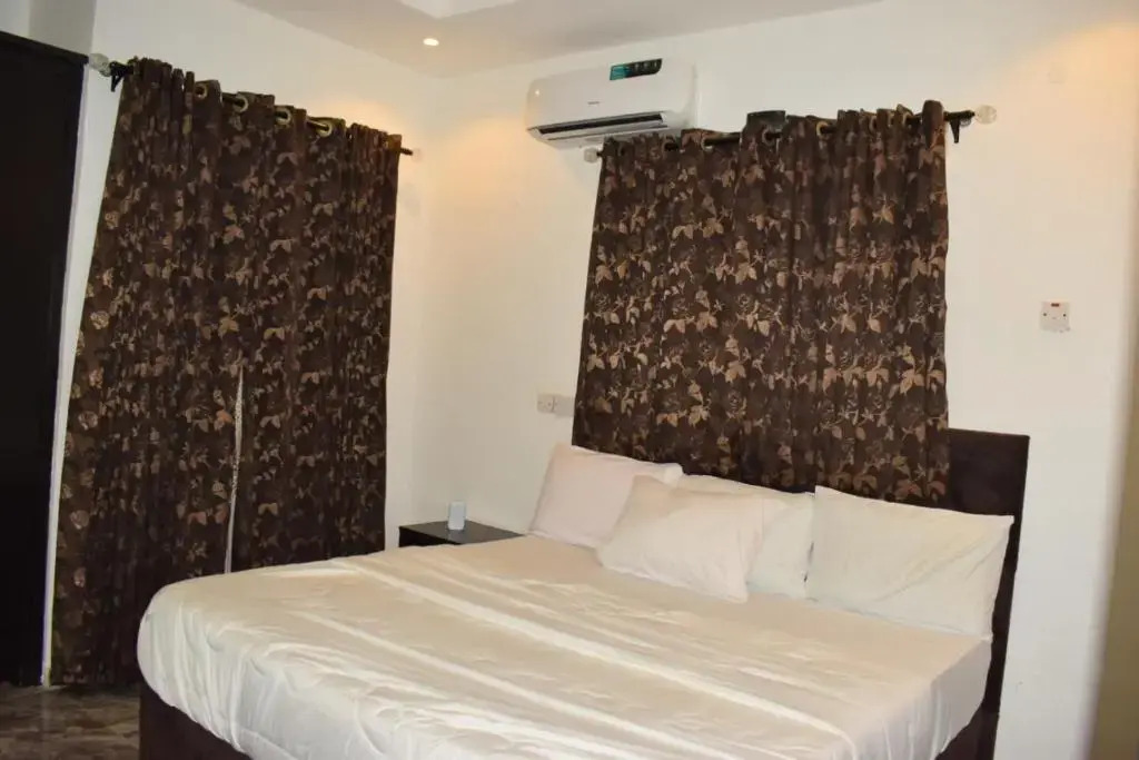 Tastefully Furnished 3 BR apartment