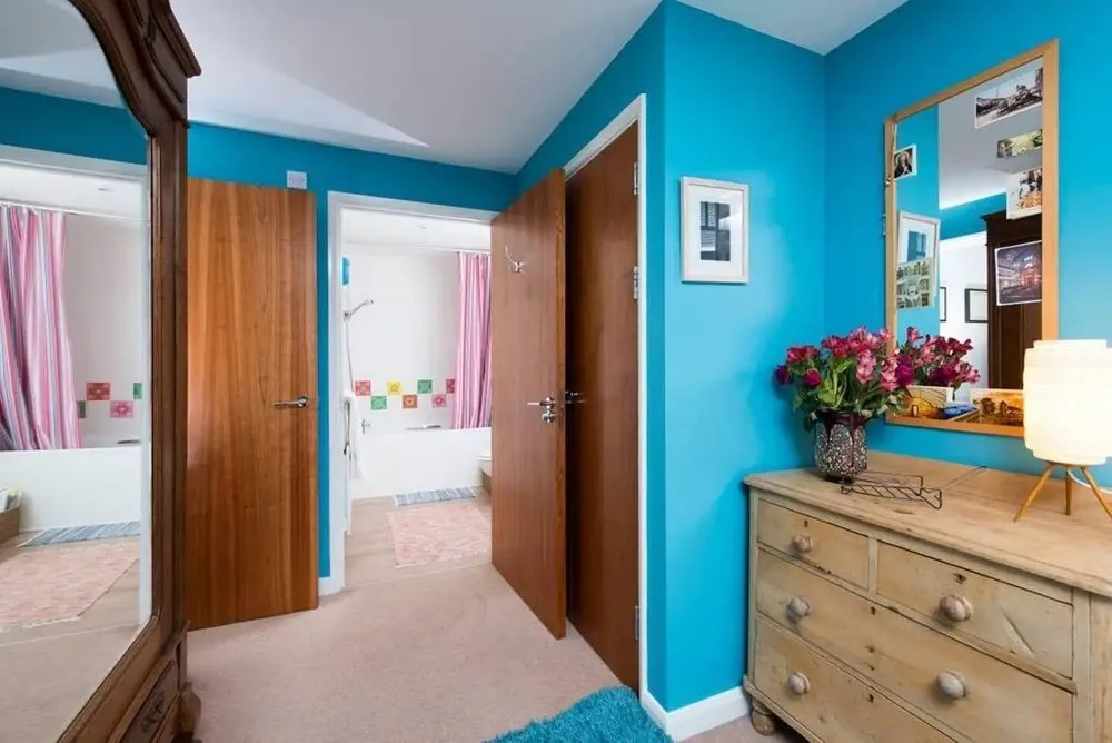 Homely 1 Bedroom Canal Side Flat with Balcony