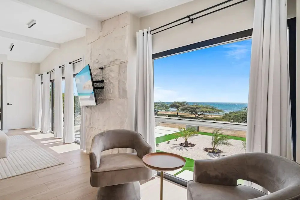 Massive Oceanfront Villa - Spa - Sauna - Gameroom - Malmok!
