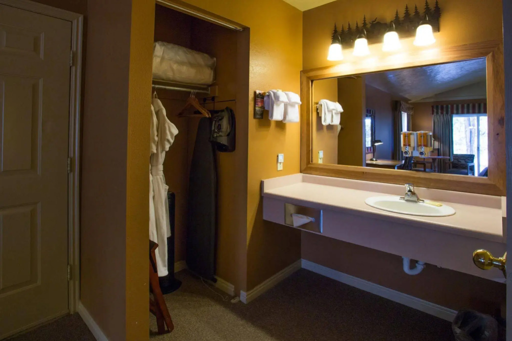 Headwaters Lodge & Cabins at Flagg Ranch