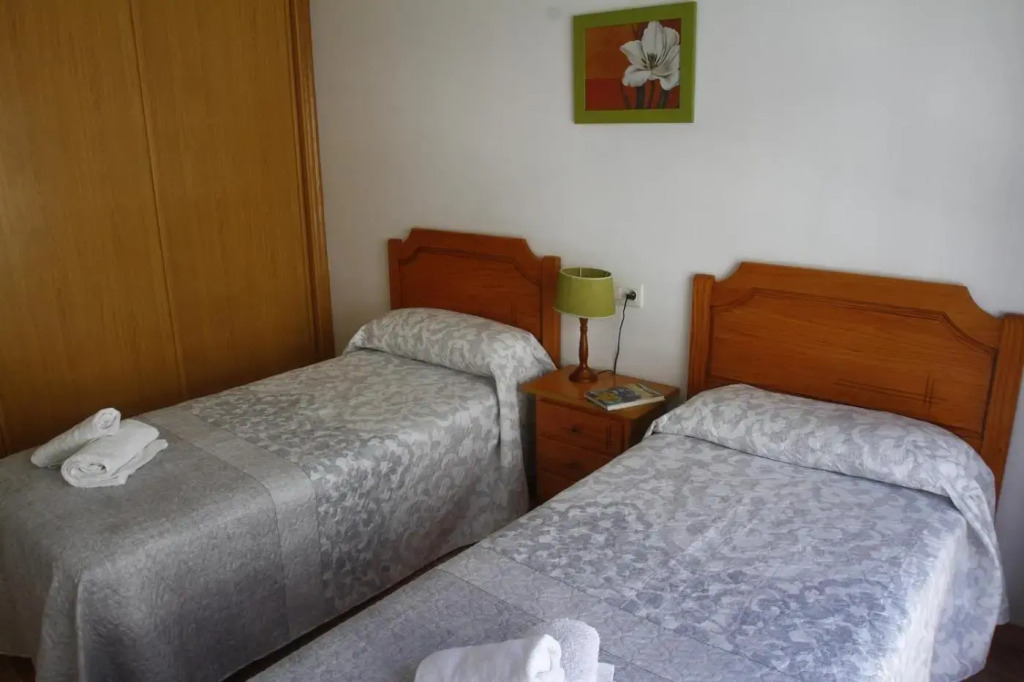 Apartamentos La Perla con piscina y parking
