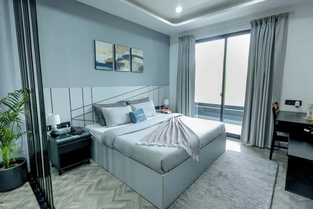BedChambers Luxury Apartment Near Golf course Road