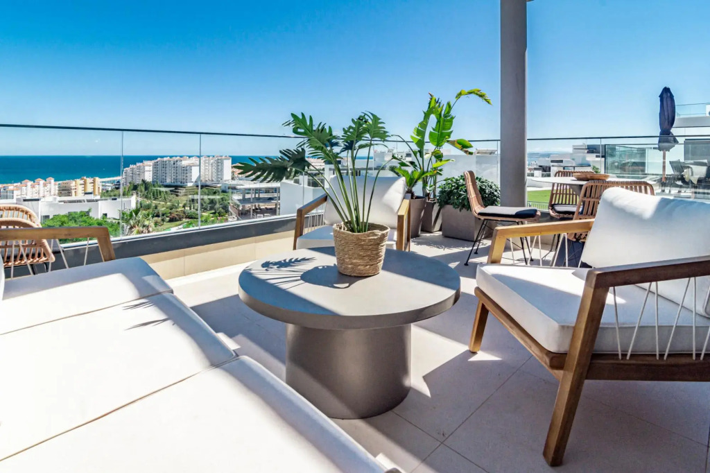 LME92B - Top class flat in Estepona, near beach