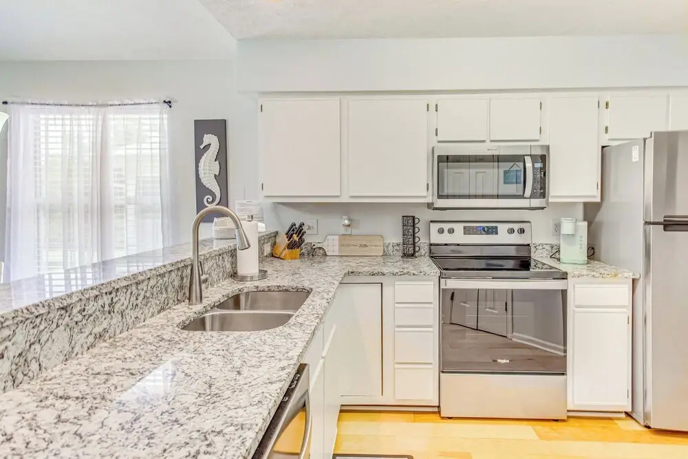 Screened Porch & Community Perks: Myrtle Beach Gem