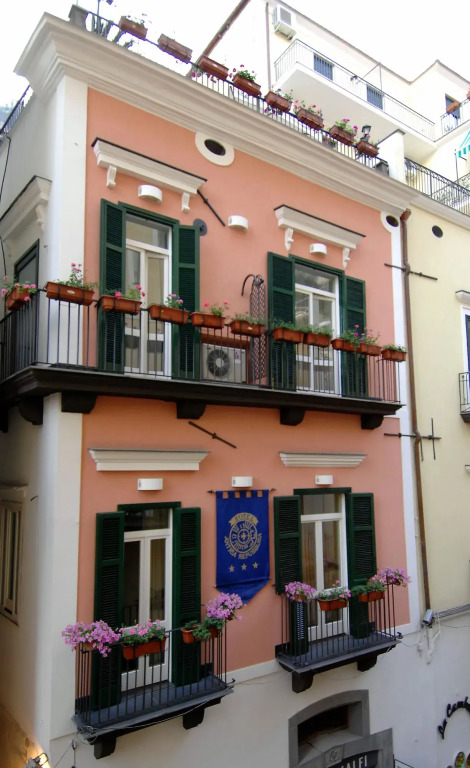 Hotel Antica Repubblica in the historical center 2 minutes away,at 170mt, from the Sea