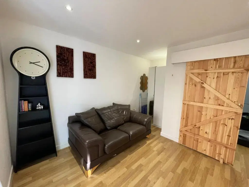 Entire town centre 2 bedroom apartment very close to beach