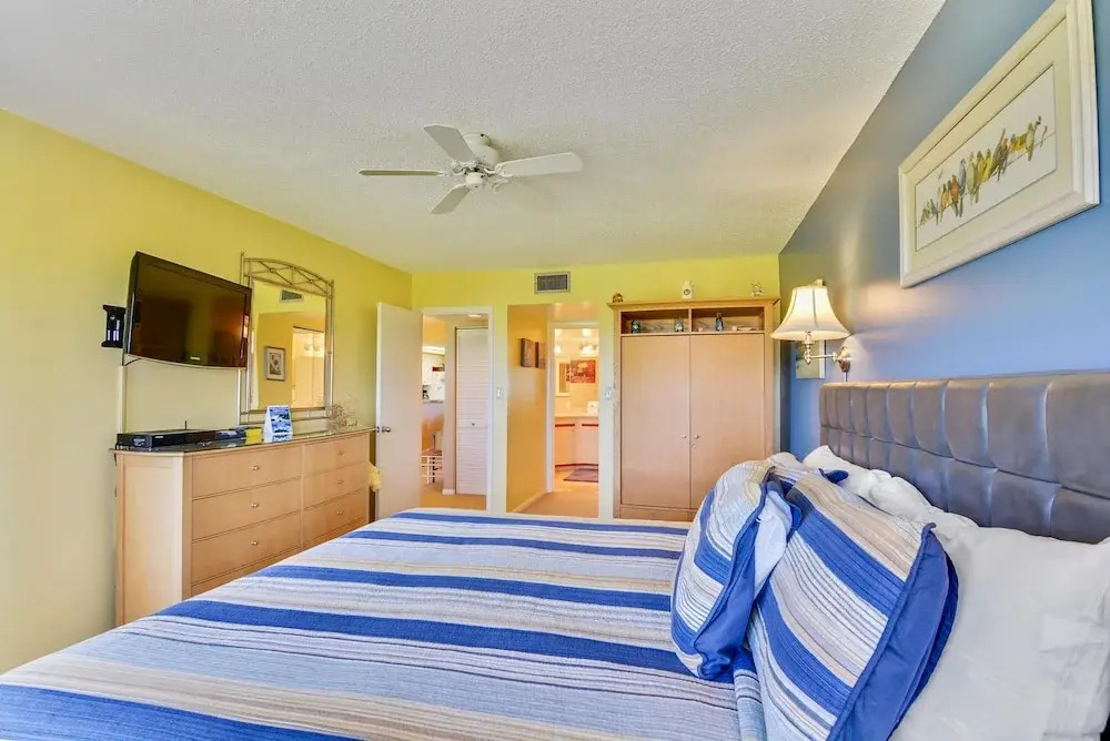 Land's End 204 Building 7 Private Balcony / Beachfront Condo!