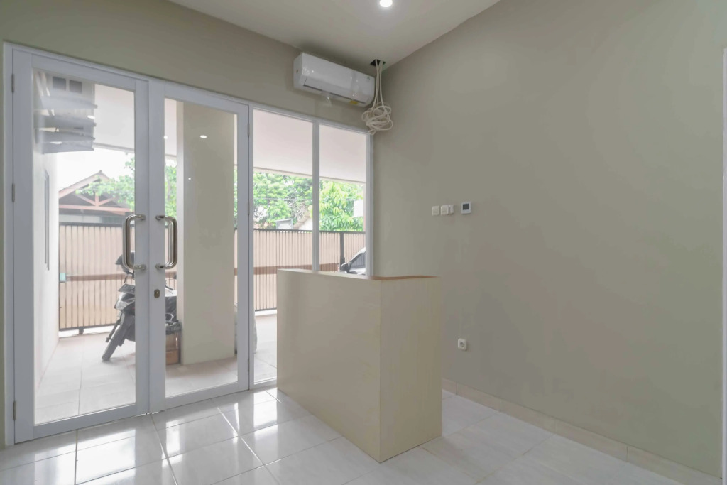 RedDoorz Syariah near Summarecon Mall Serpong 2