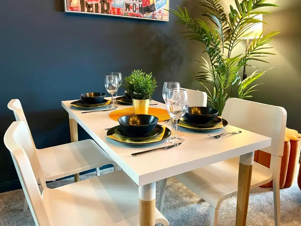 Stunning & Stylish 2 Bedroom Apartment! - 5 Minute Walk to the Best Beach! - Great Location - FREE Parking - Netflix - Fast WiFi - Smart TV - Newly decorated - sleeps up to 4! Close to Bournemouth & Poole Town Centre & Sandbanks