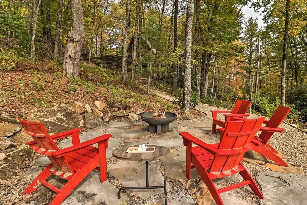 1 Mi to Town: Chalet-style Highlands Retreat