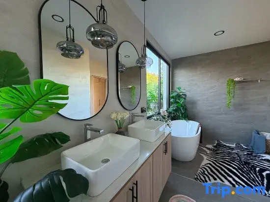 Single-family three-bedroom swimming pool villa