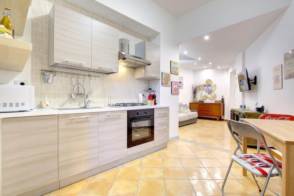 VOMERO-ROSSINI restored, 4 pax, 2 bath, wifi, aircond