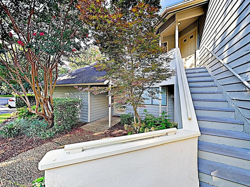 New Listing! Kingston Plantation W/ 5 Pools! 3 Bedroom Condo