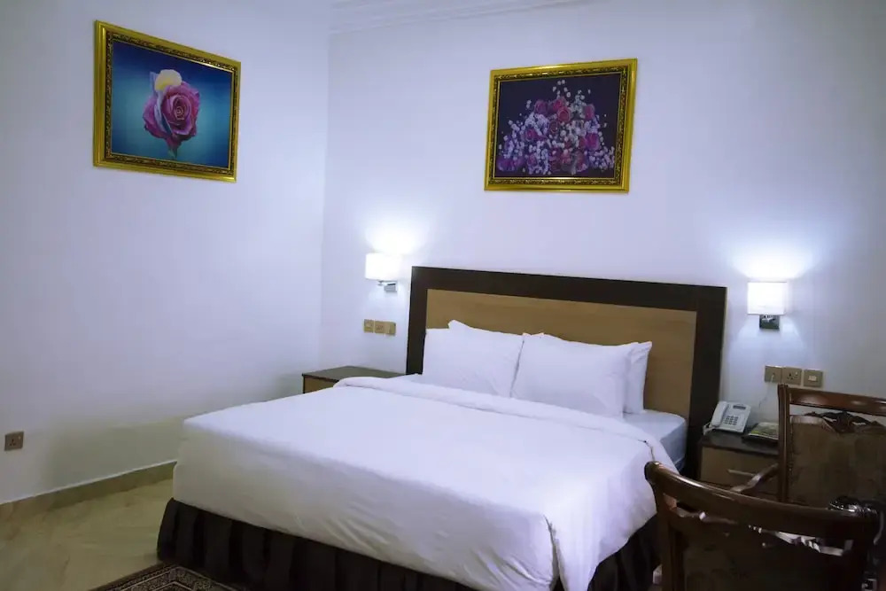 Immaculate Diamond Hotel & Apartments