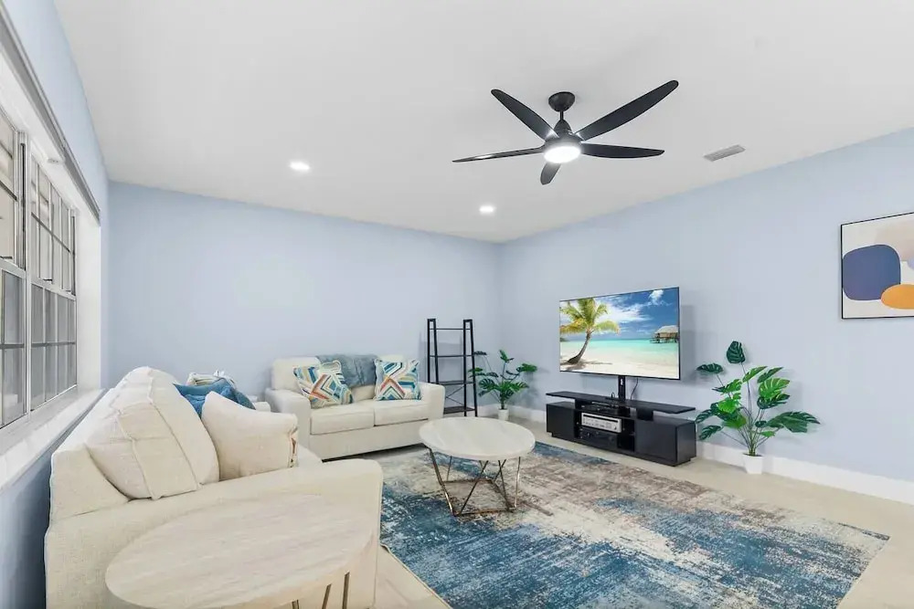 Las Olas & Beachside getaway with pool