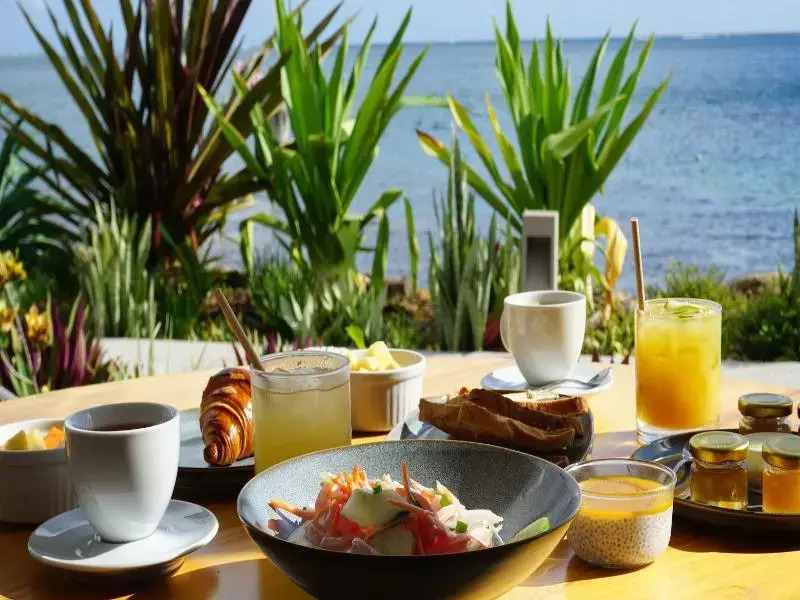 Cooks Bay Hotel & Suites