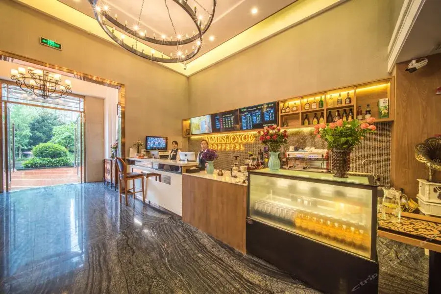 James Joyce Coffetel (Chengdu East Railway Station Lvdi 468)