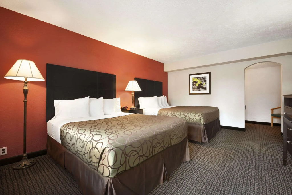 Travelodge by Wyndham Traverse City MI