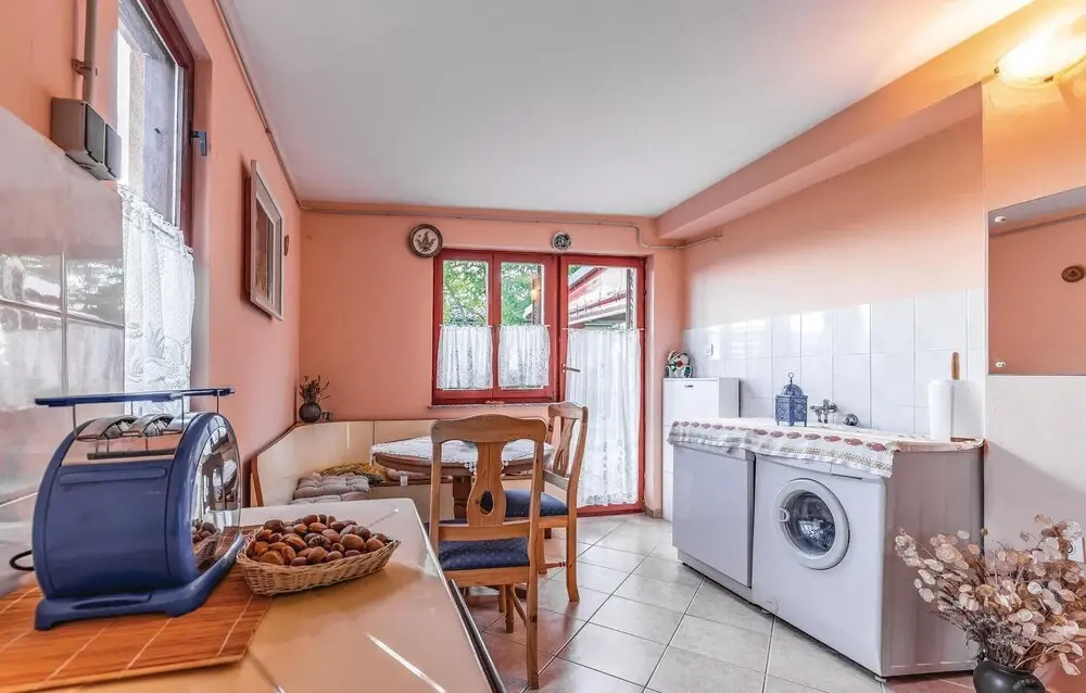 1 Bedroom Nice Home In Sisan