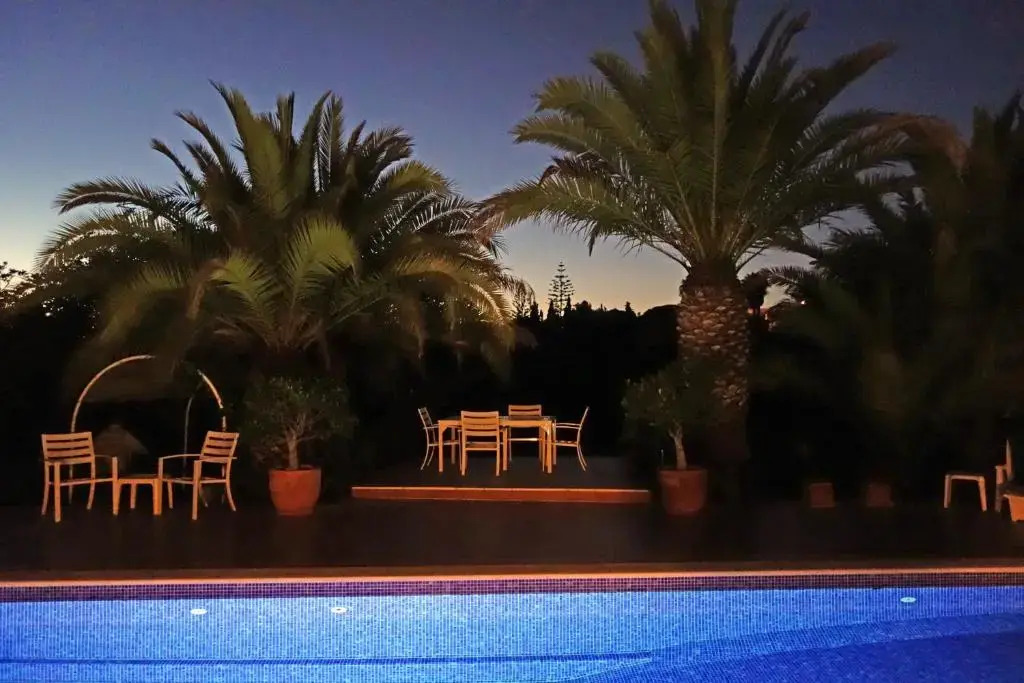 Castelo do Mar, 3 bedroom villa with private pool in large garden, 400m to beach and close to village