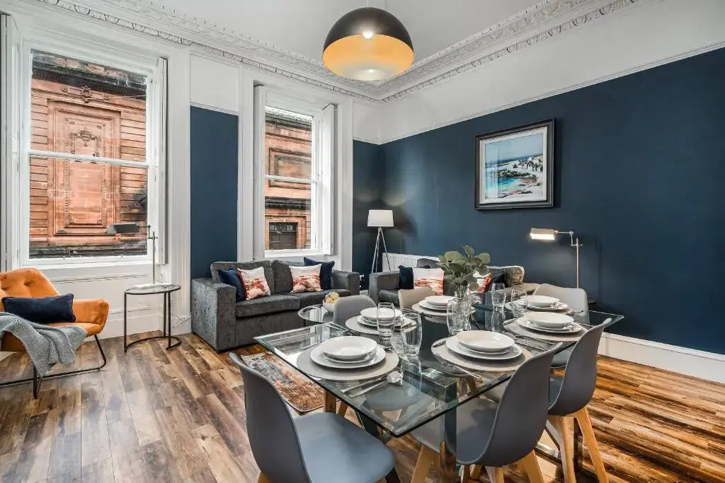 Renfrew Residence Central Glasgow 4-Bed Flat