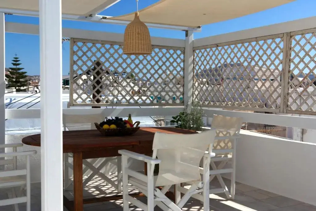 White cycladic town house with sea vew