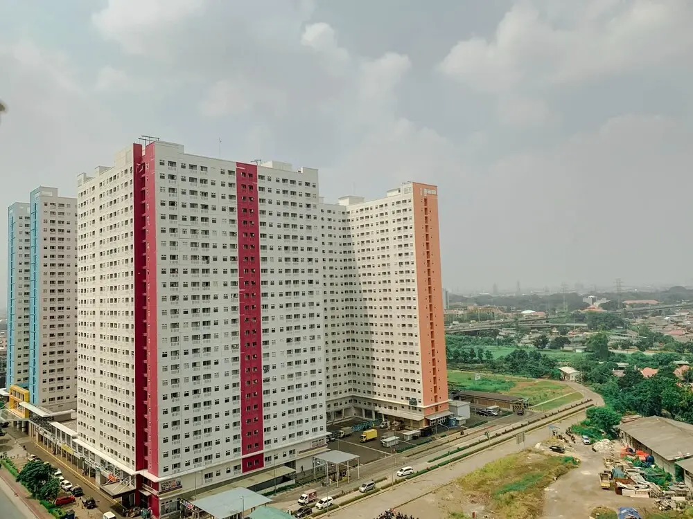 Simple And Cozy Living 2Br At Green Pramuka City Apartment