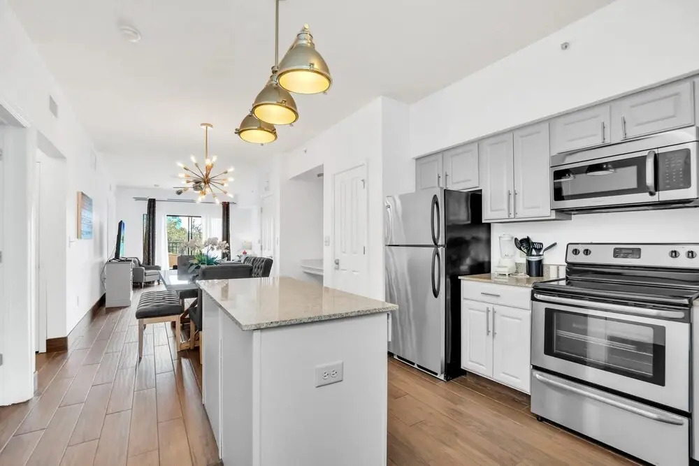 Beautiful Upgraded 2 BR Condo In Tourist District