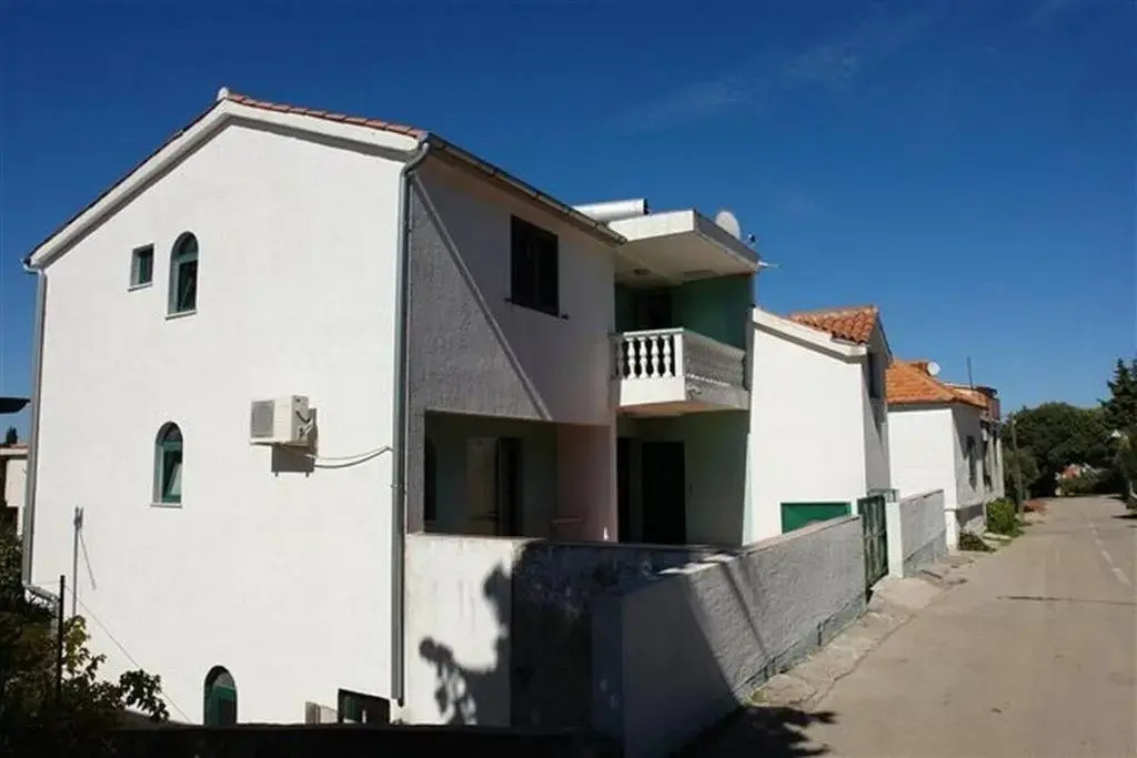 Apartments with a parking space Murter - 18630