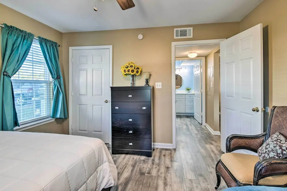 5 Mi to Beach: Gulf Shores Condo w/ Perks!