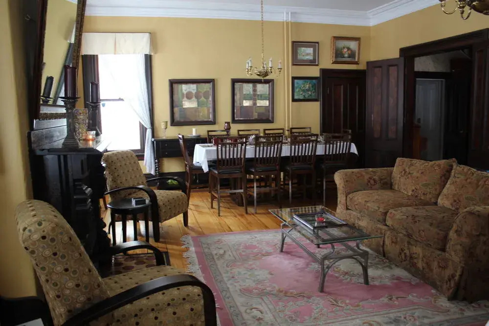 Carriage House Inn