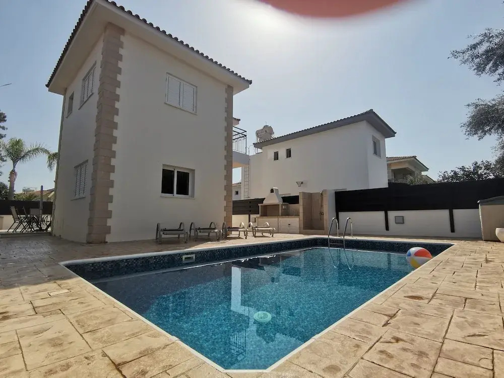 Minas Villa Pool Wifi and Close to Sirena bay