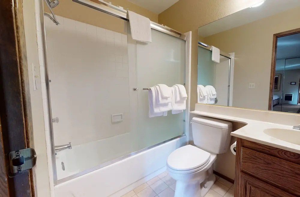 Helios North 6 Spacious and Bright, Pet-Friendly, Walk to The Village Gondola by RedAwning