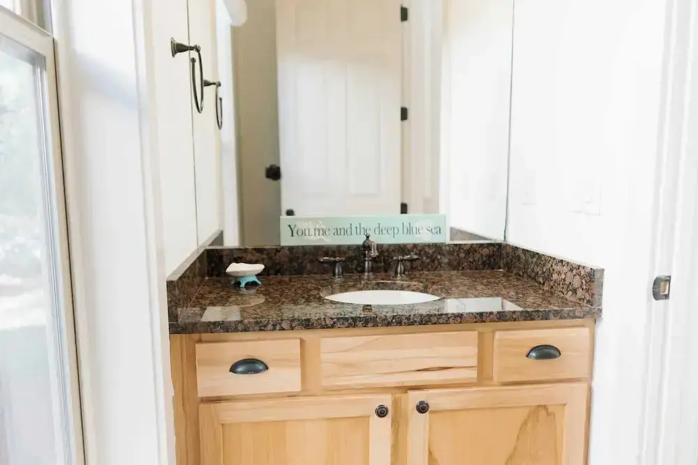 5 Mins to Beach, Shared Pool, Covered Deck, Bikes Heron Cottage by Avantstay