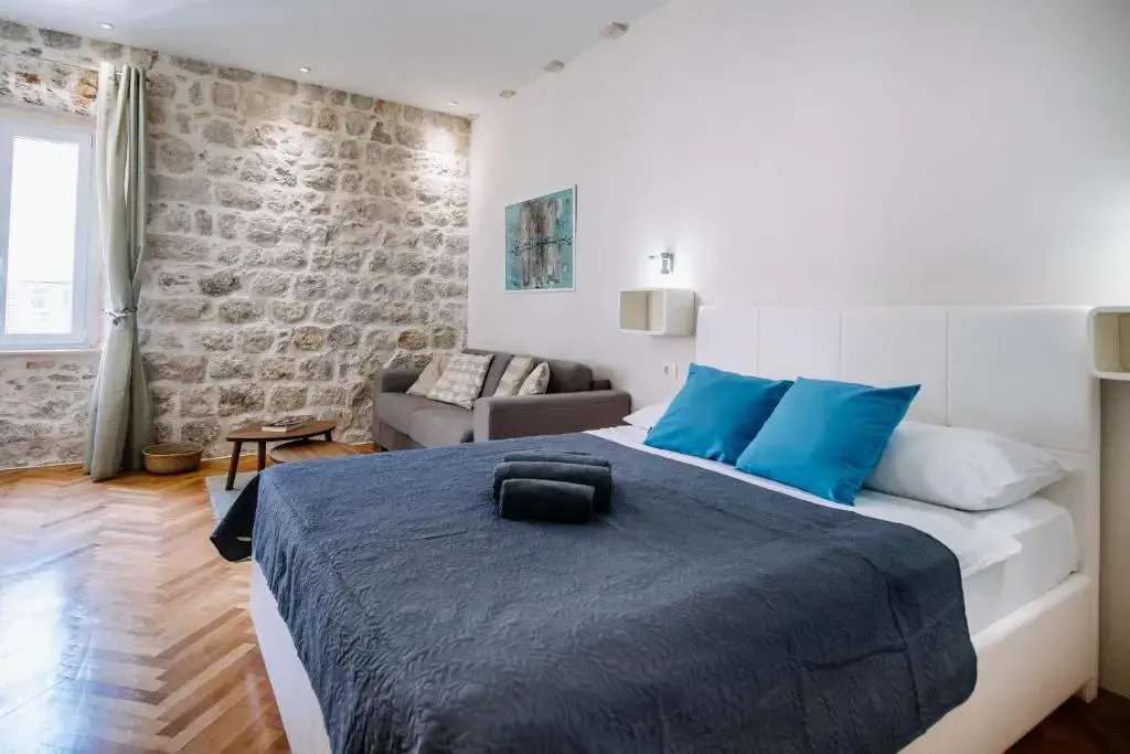 AMOROZO APARTMENTS by DuHomes
