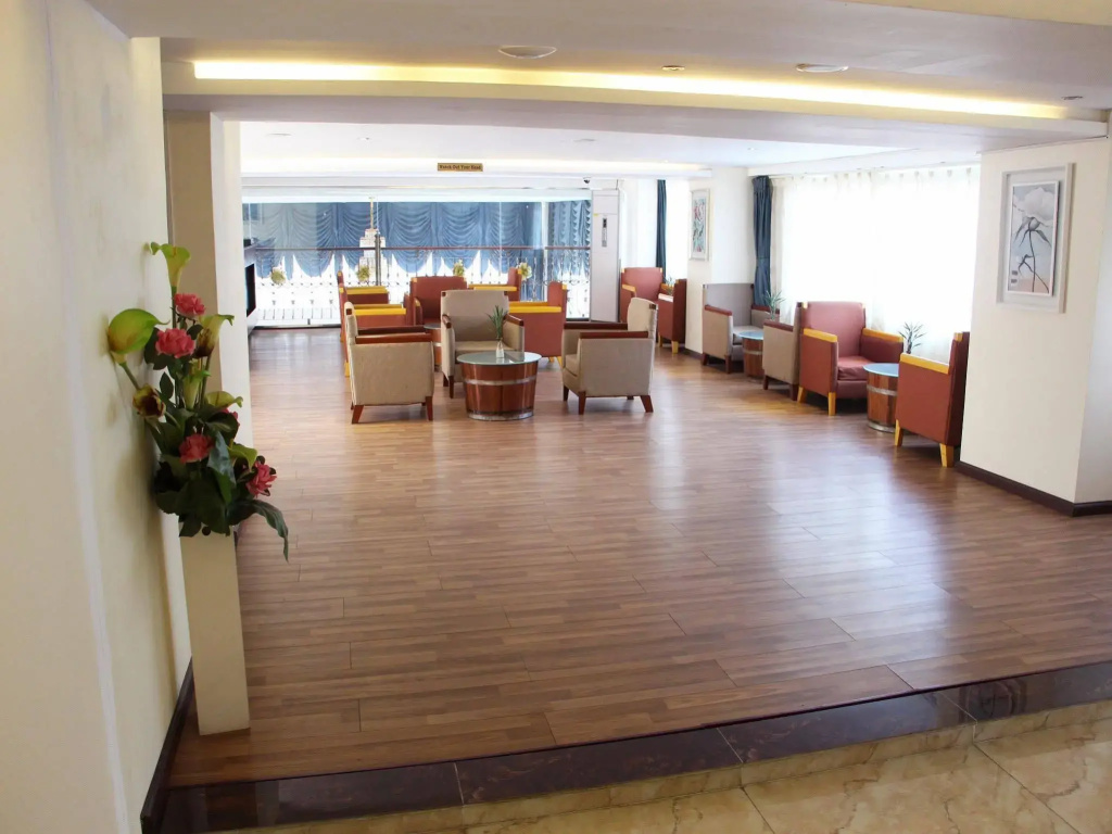 Sunny Holiday Hotel