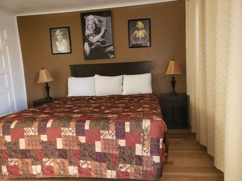 Deluxe Inn