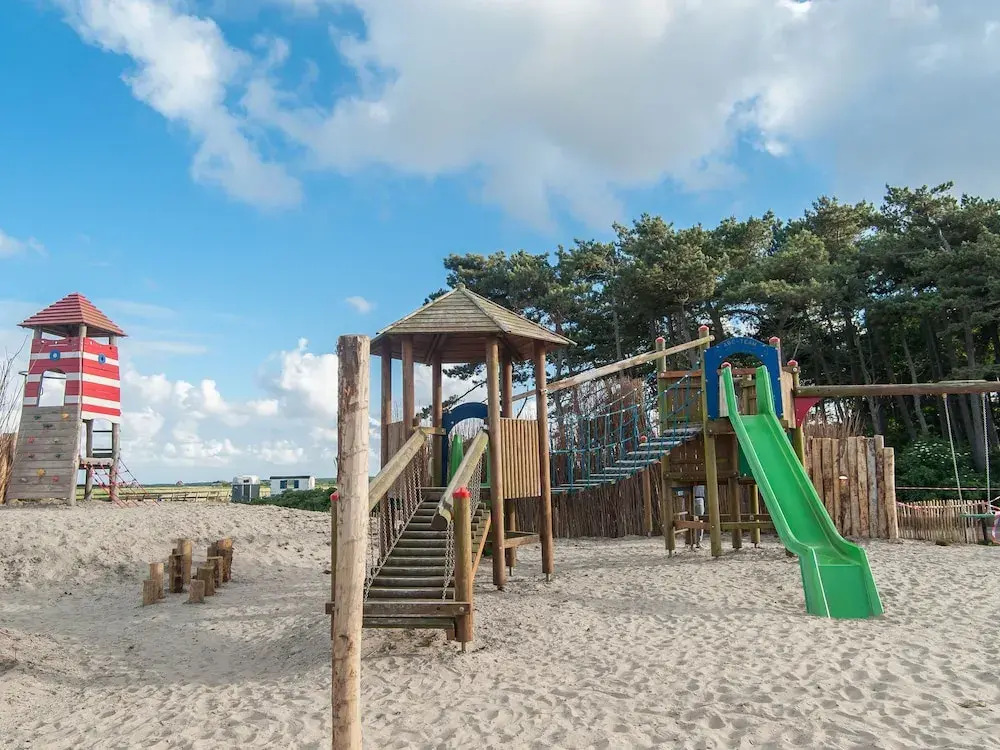 Comfy Lodge with 2 Bathrooms near Beach