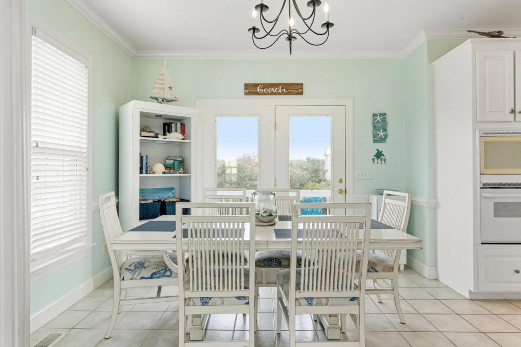 5 Buoys by Oak Island Accommodations