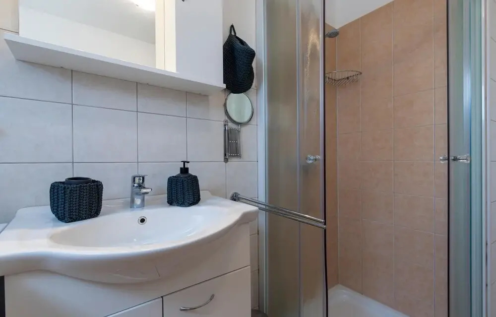 2 Bedroom Stunning Home In Sisan