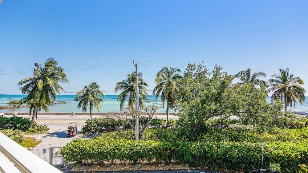 Dune Wind South by Avantstay Communal Pool & Hot Tub Gated Community Close to Smathers Beach Month Long Stays Only