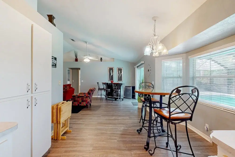 Spacious Home With Enclosed Pool, Open Layout, Washer/dryer, Internet, & AC